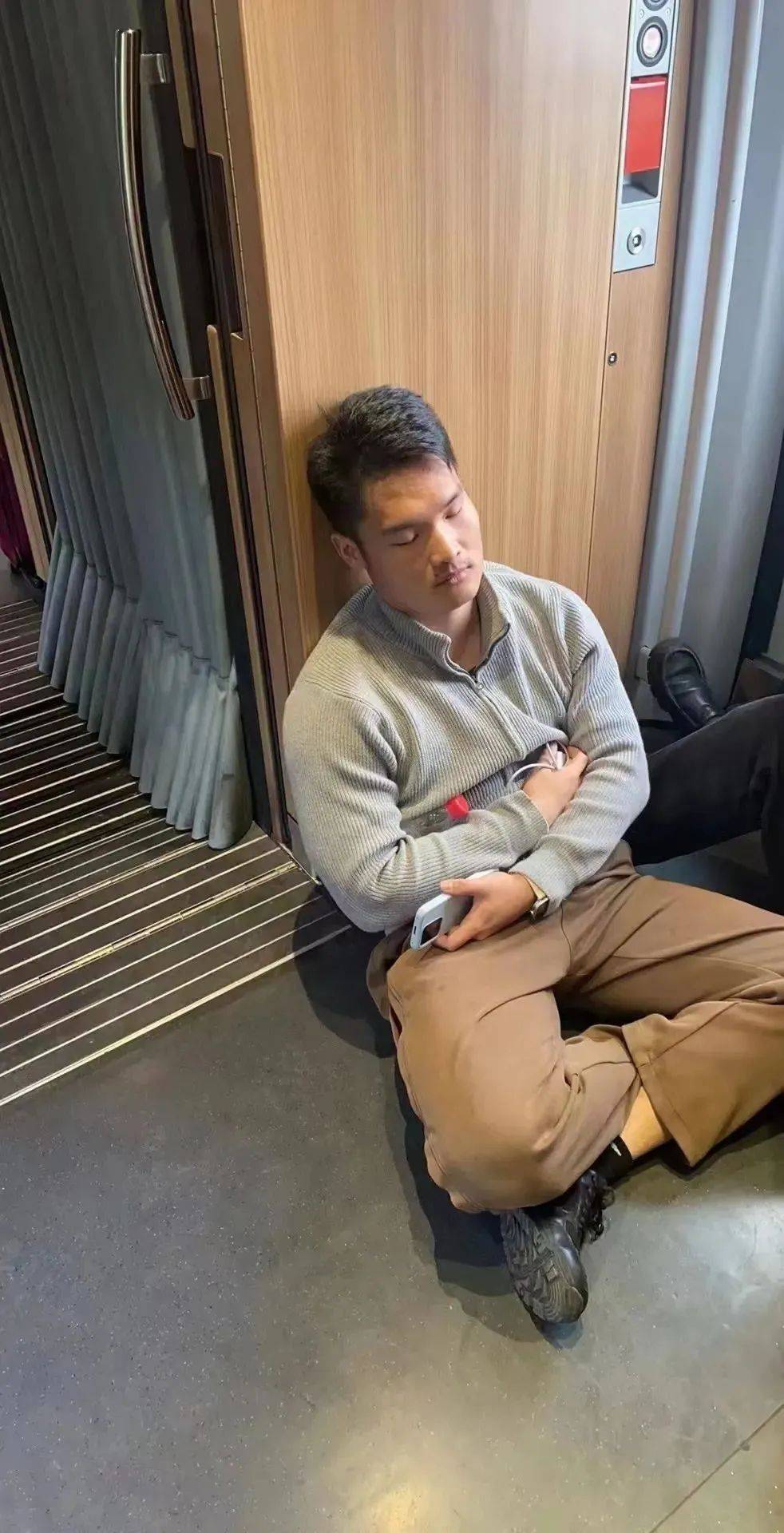 照片里的这些无视旁人目光"躺成一片"的人们是浙江省宁波市公安局镇海