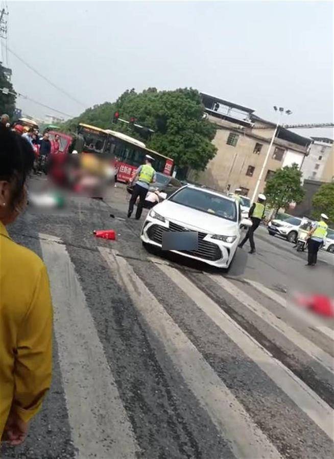 5月8日上午,湖南耒阳市一处路口处发生一起交通事故,现场有几名人员倒