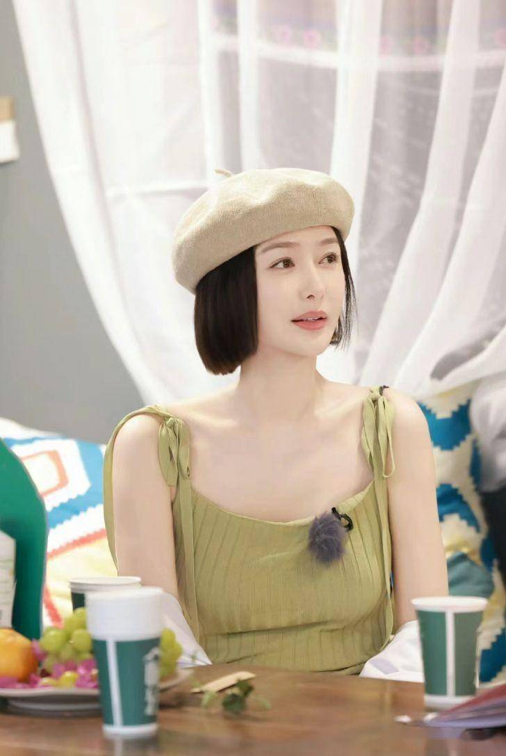 花儿与少年老友记本期海岛风穿搭,45岁秦岚身材碾压