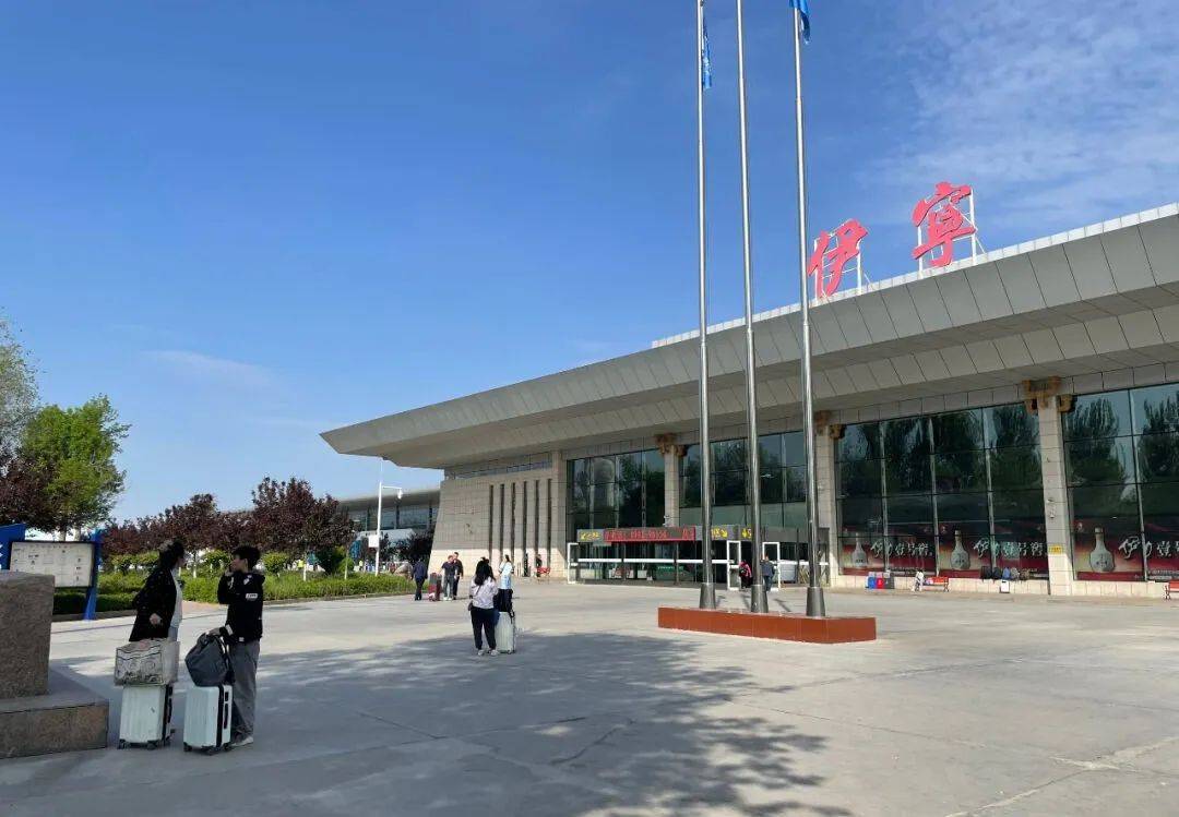 为做好出站旅客的疏散,伊宁火车站在旅客通道等关键部位加派工作人员