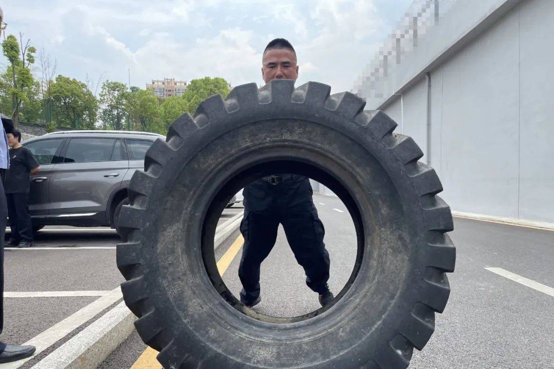 翻轮胎01民警们在热身后迈开步子开始走向训练场一声令下青蛙跳使这此