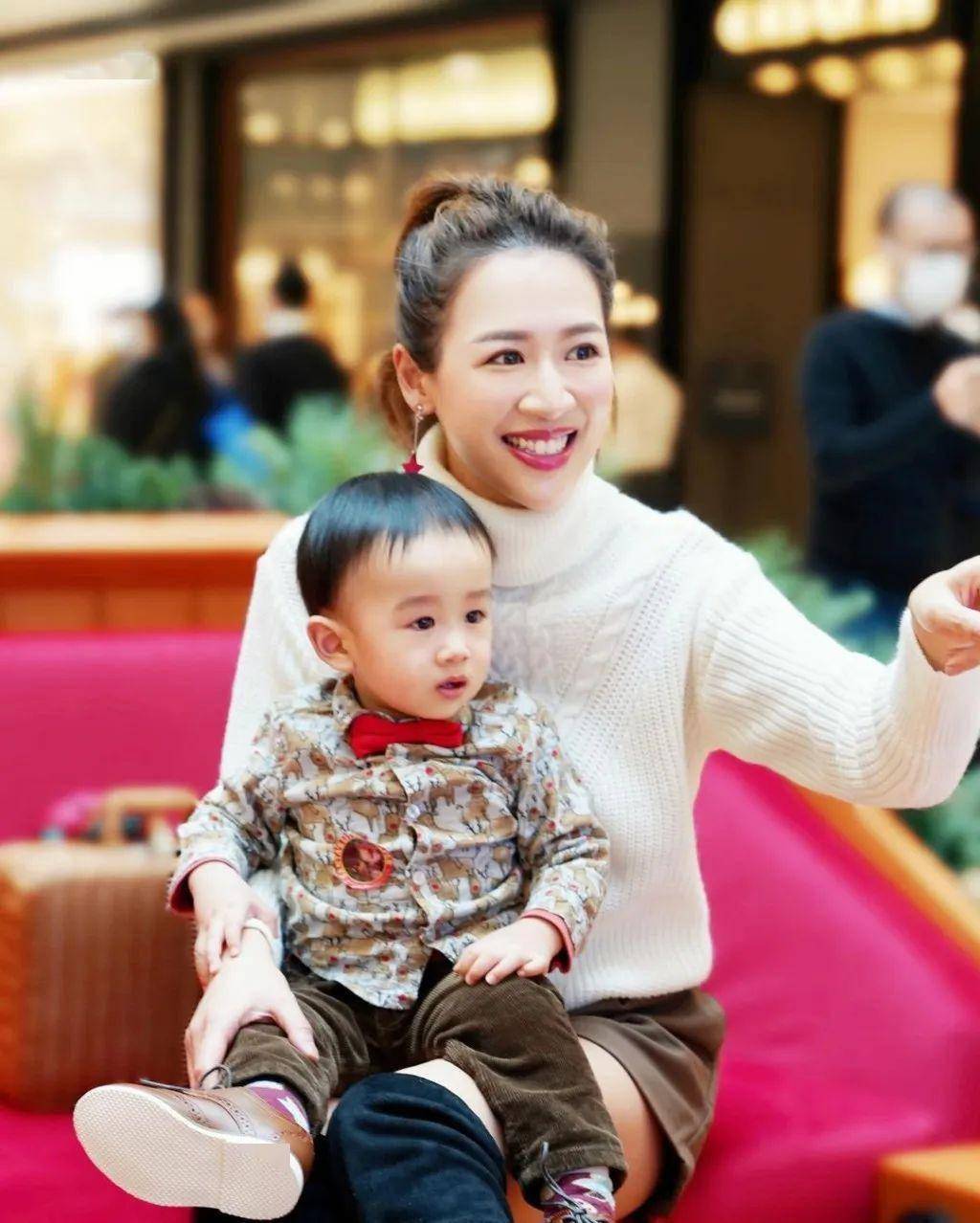 tvb女星离巢3年新动向曝光,曾跟袁伟豪拍拖,两人婚礼仅差五天_岑杏贤