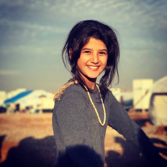 伊拉克北部的一座难民营里,从摩苏尔逃离的女孩脸上绽放着灿烂的笑容