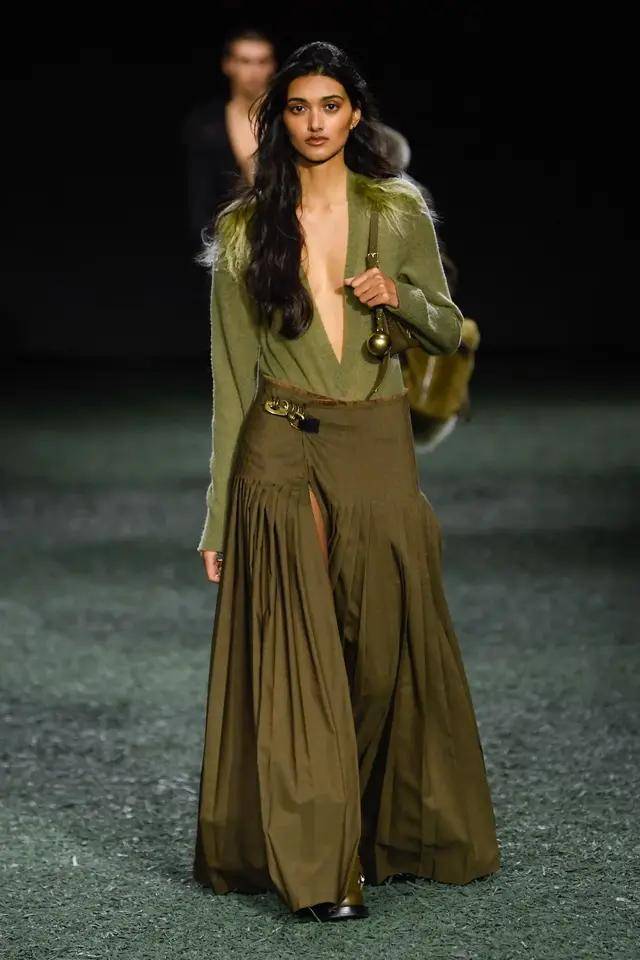 巴宝莉2024秋冬系列,呈现多元化设计理念,为时尚界带来全新灵感