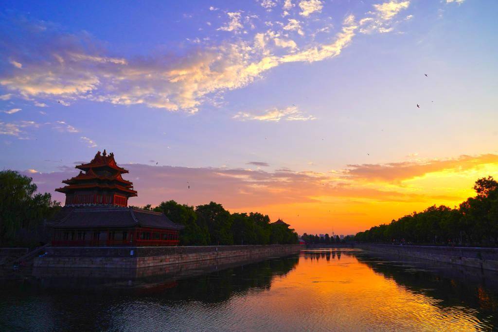 北京天空现绚丽晚霞 古建筑披上夕阳余晖
