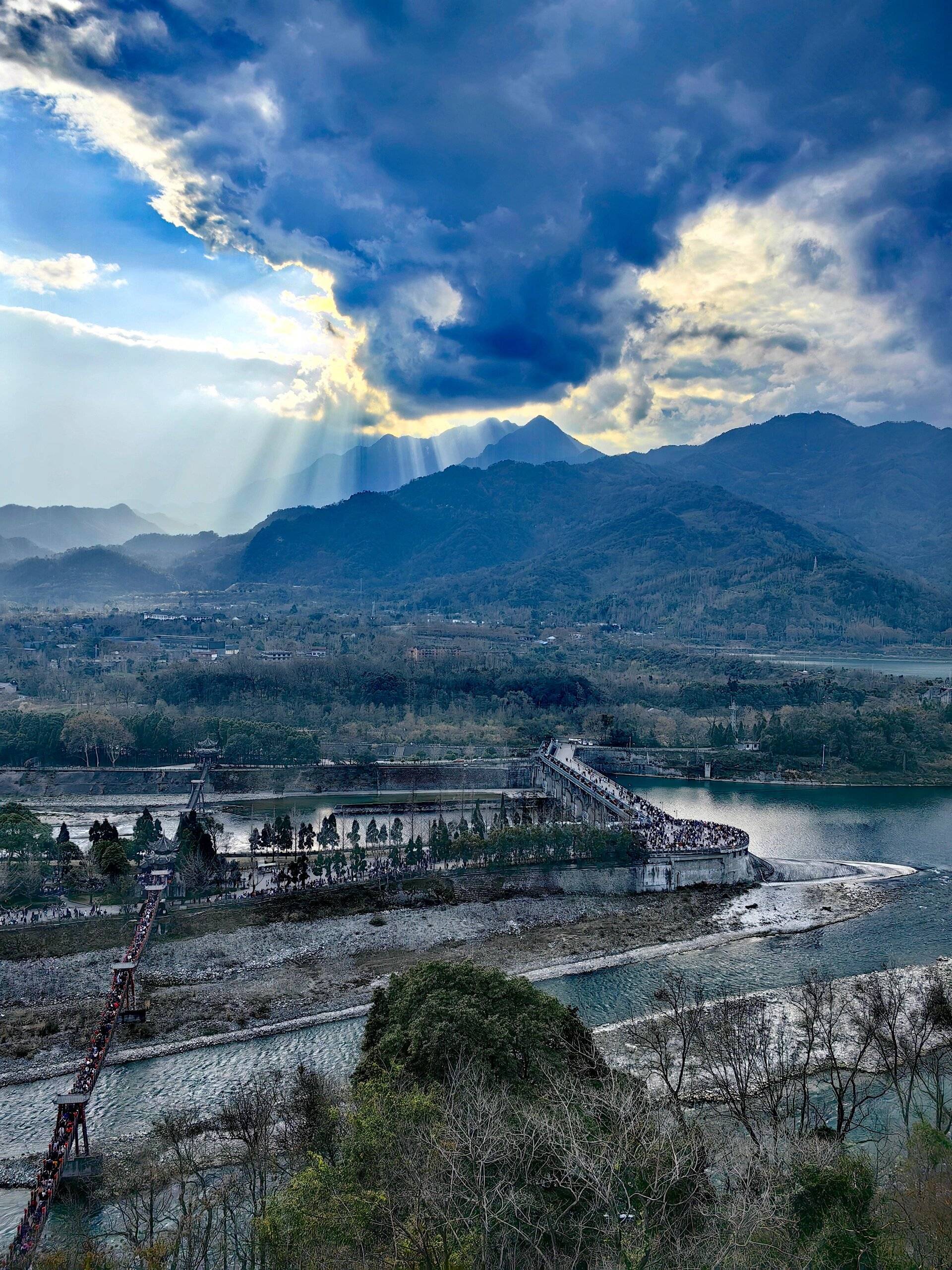 3. 乐山大佛4. 峨眉山5.