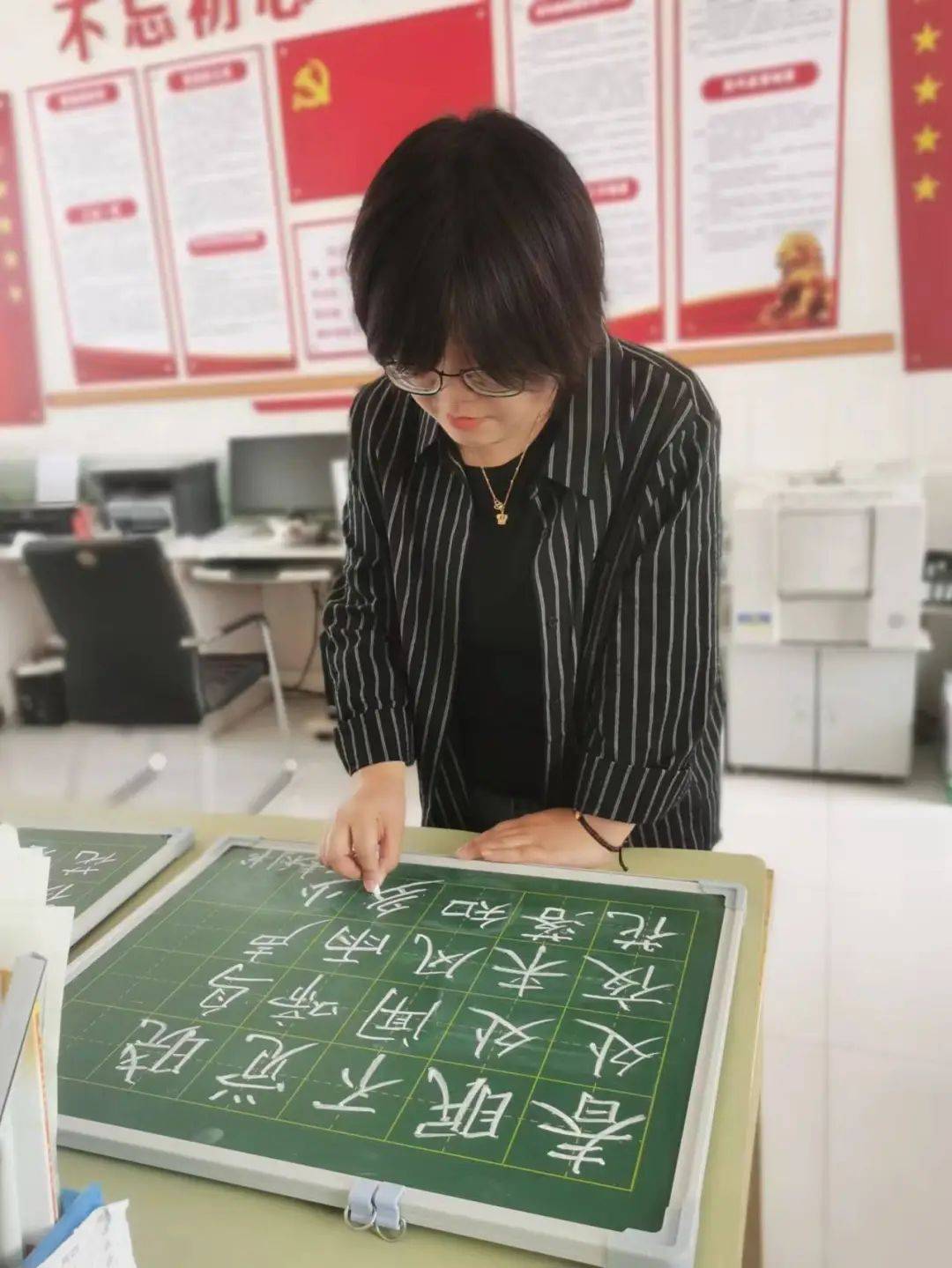 粉笔凝丹心 撇捺显师魂——高阳县赵堡小学开展教师粉笔字书写活动