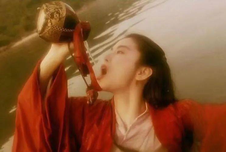 正邪交锋的画面惊心动魄;《笑傲江湖》中,东方不败红衣翻飞,仰天饮酒