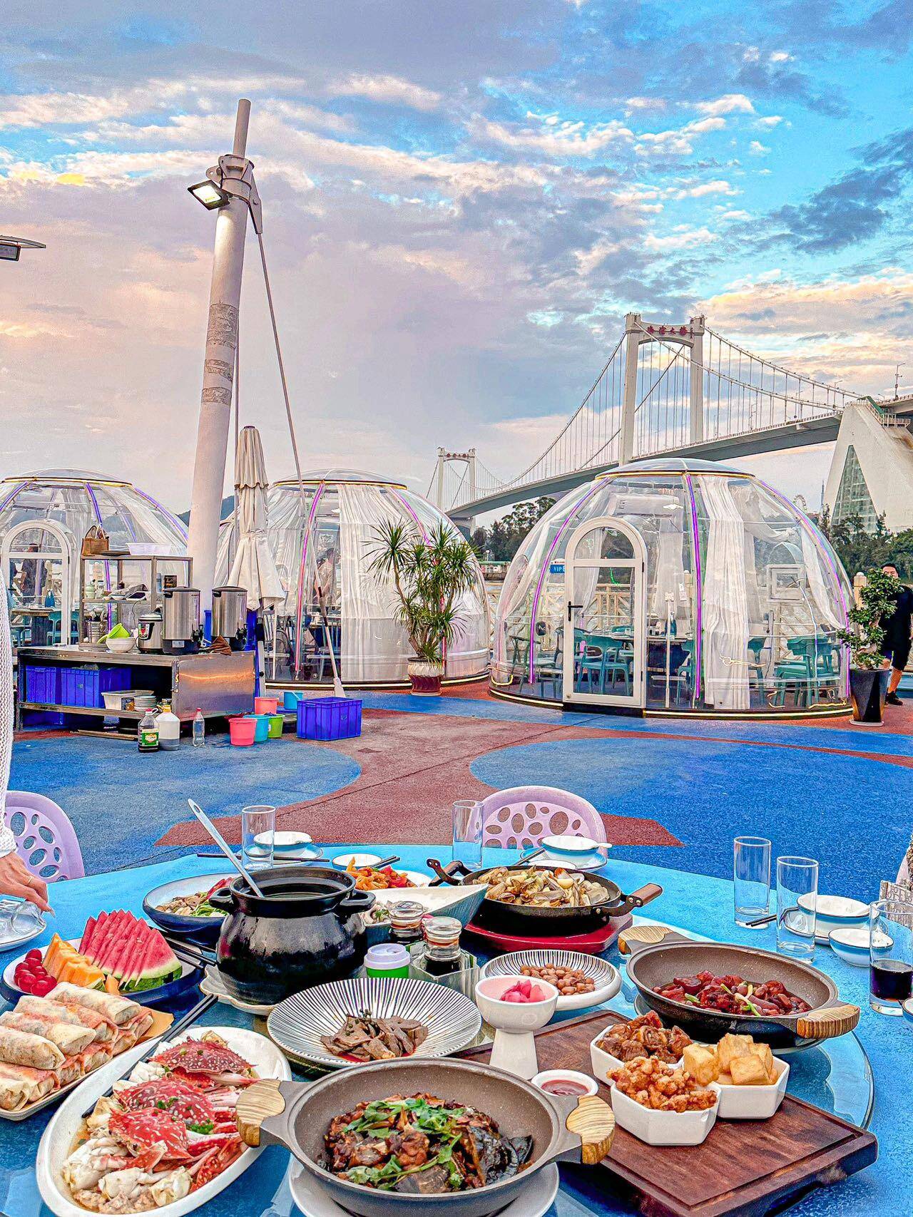 对于寻求深度体验的游客,鼓浪屿上的古宅如黄家花园和赵家大院,经过