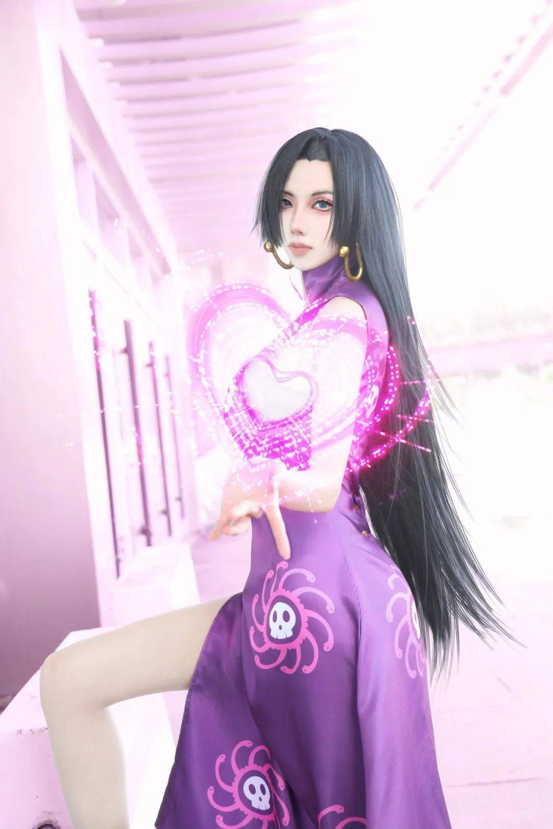 海贼王女帝cos,魔鬼般身材这次又爱了