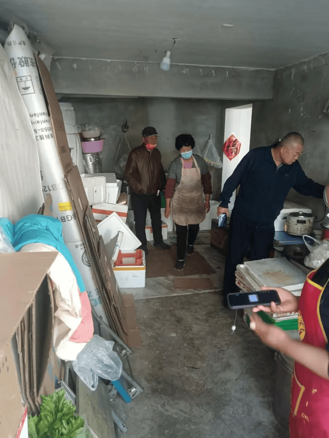 【曝光】包头一家盒饭加工配送黑窝点被查！卫生状况堪忧…