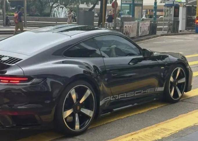 张智霖袁咏仪开跑车现身街头,20年如一日,这样的老公给我来一打