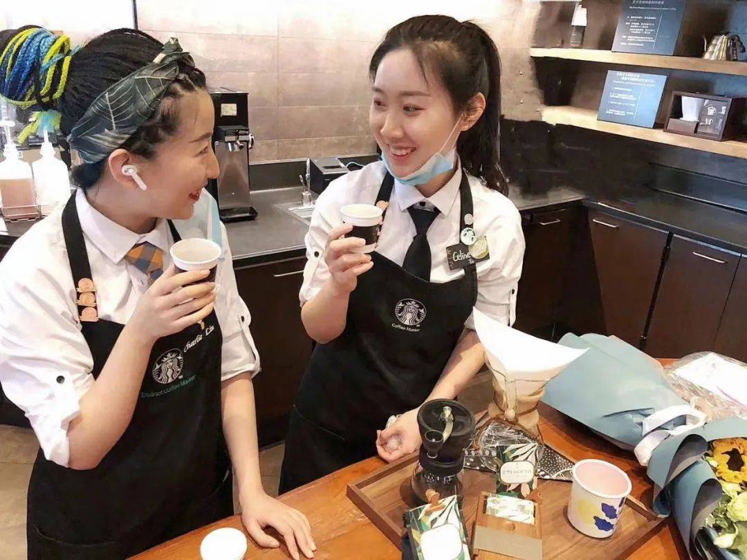 用咖啡连接彼此,正因有分享咖啡的"公使们",星巴克才会这么说