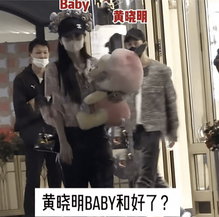 黄晓明baby带娃去迪士尼玩!叶珂远程监视,见妻儿还要跟叶柯报备