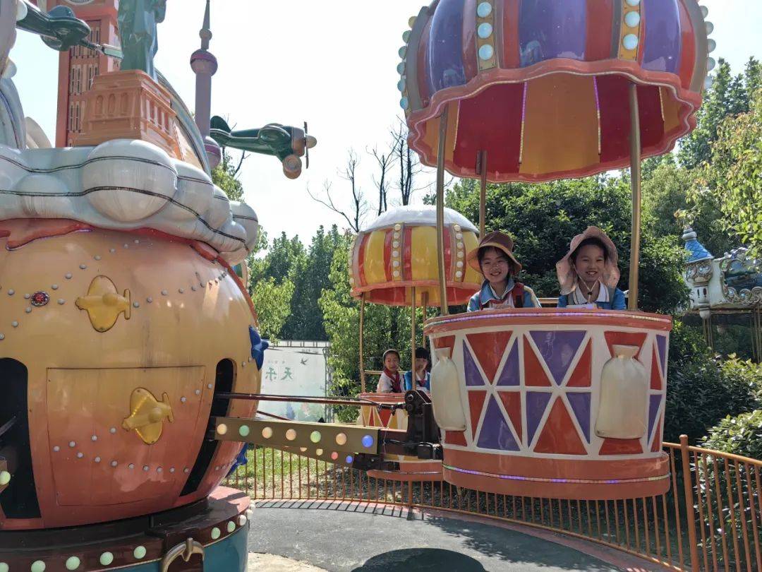 体验了旋转木马的童真与欢乐,尝试了弓箭射击的挑战,以及旋转飞椅带来