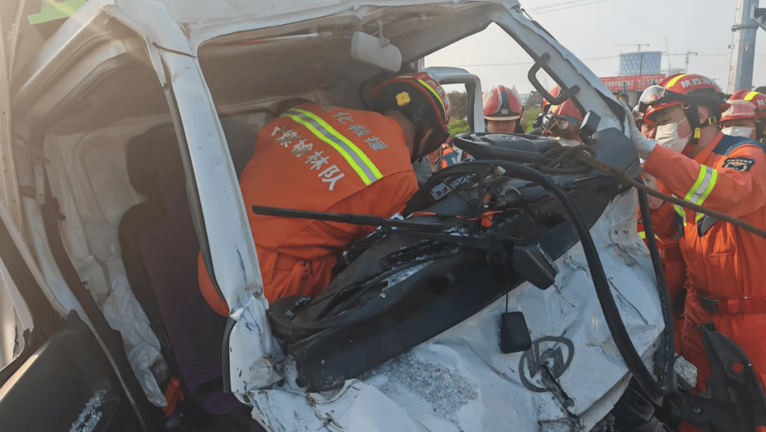 医疗废物转运车严重变形2人被困_人员_救援_车辆