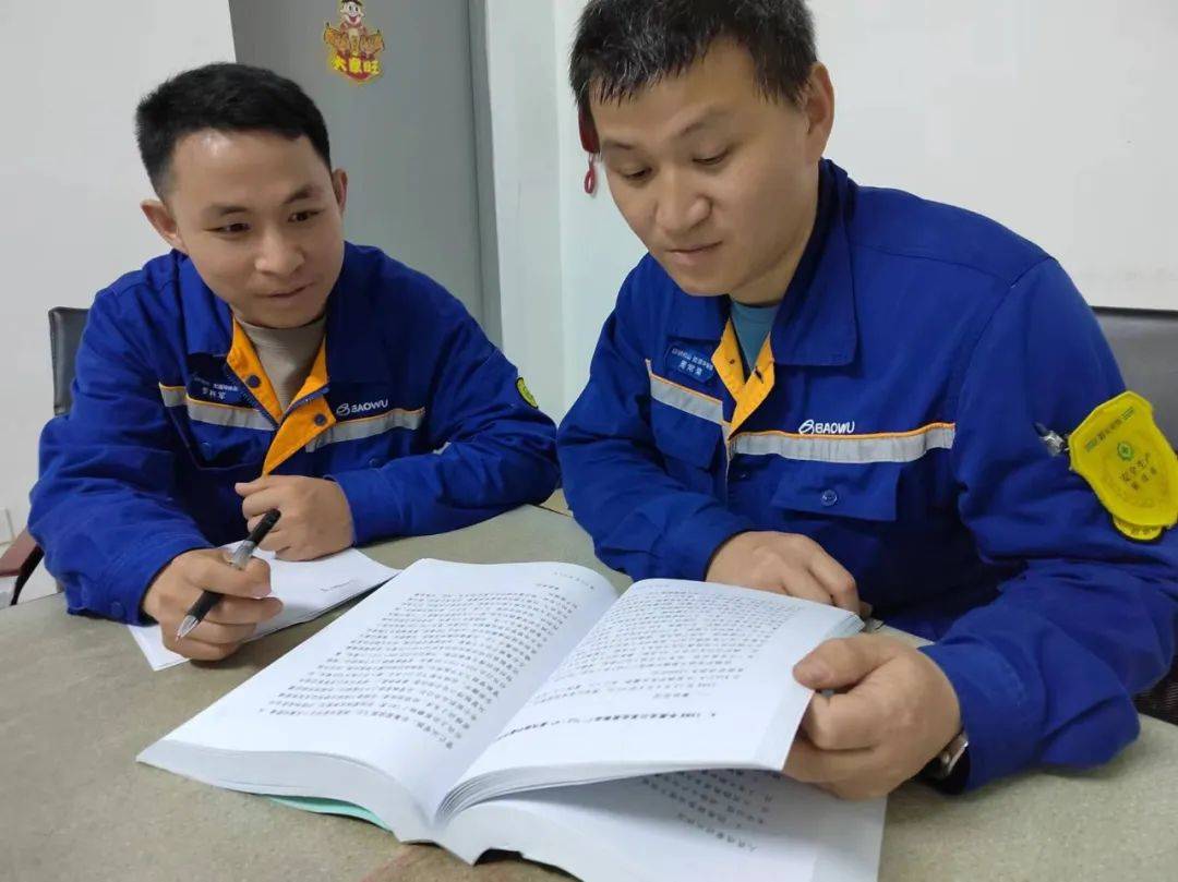 高低旁的严密性等进行分析跟踪,第一时间发现2号汽轮机凝汽器端差缓慢