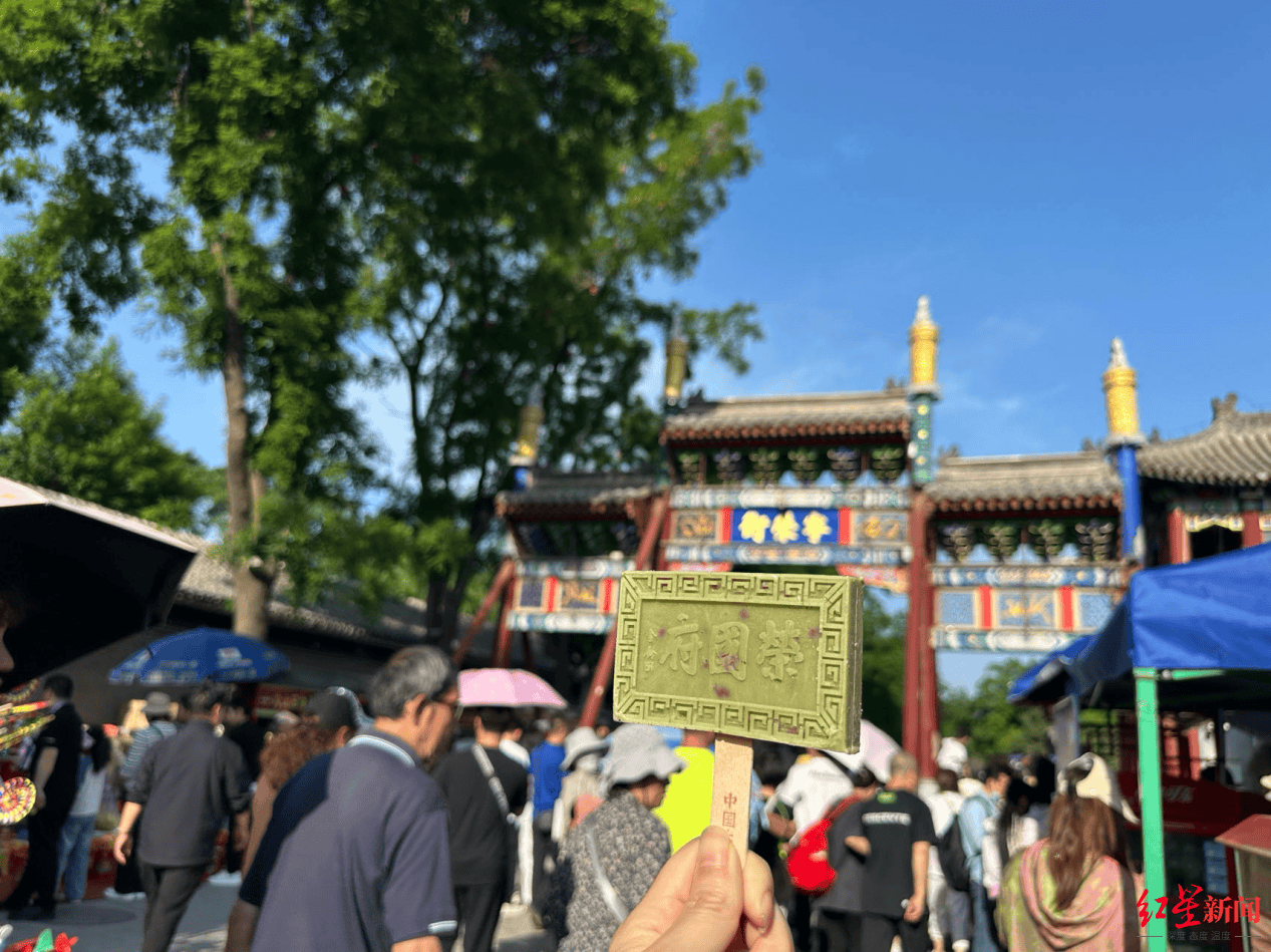 在正定古城荣国府,红星新闻遇到一家三口.