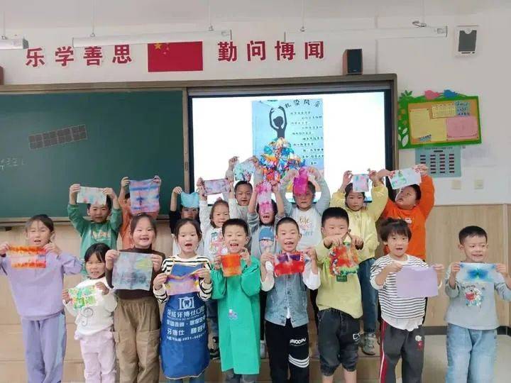 最主要的是就以渔业为主,世世代代靠打鱼为主,所以同学们在老师的带领