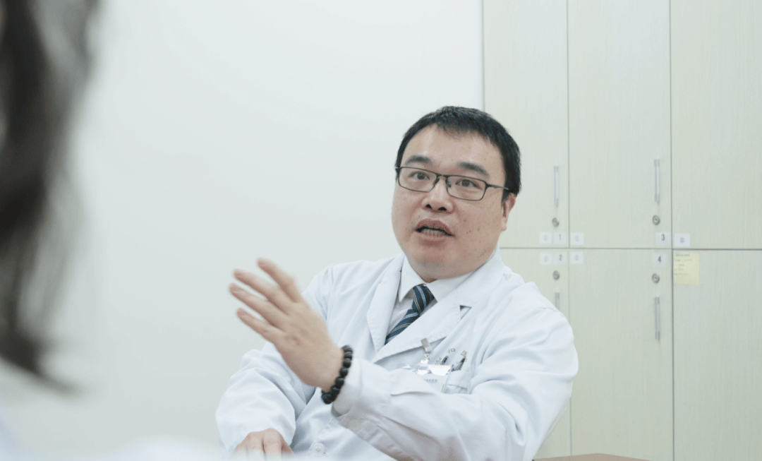 福建医科大学附属协和医院胸外一科科主任郑斌手术前每次查房,小怡