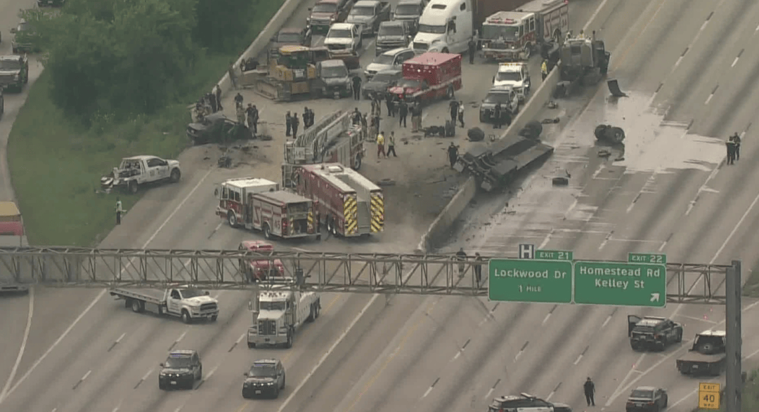 原因是一辆18轮大卡车翻倒并失去了负载,事故导致610北环线在霍姆斯