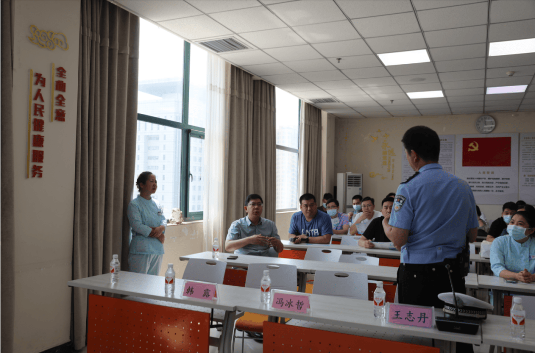 民警韩露用通俗易懂的语言,形象直观的表达方式进行授课,通过集中观看