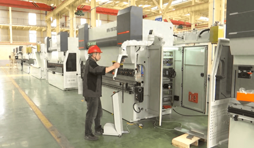 在安徽哈威智能装备有限公司的生产车间里,技术人员对一台高速电液