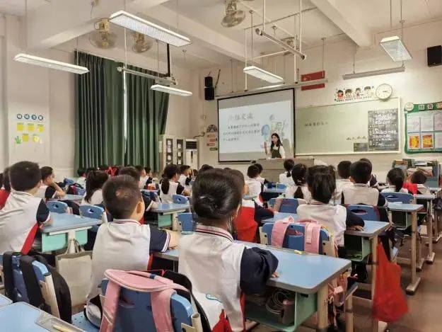 风采,德育润心促成长——记里水镇中心小学青年班主任班(队)会课比赛