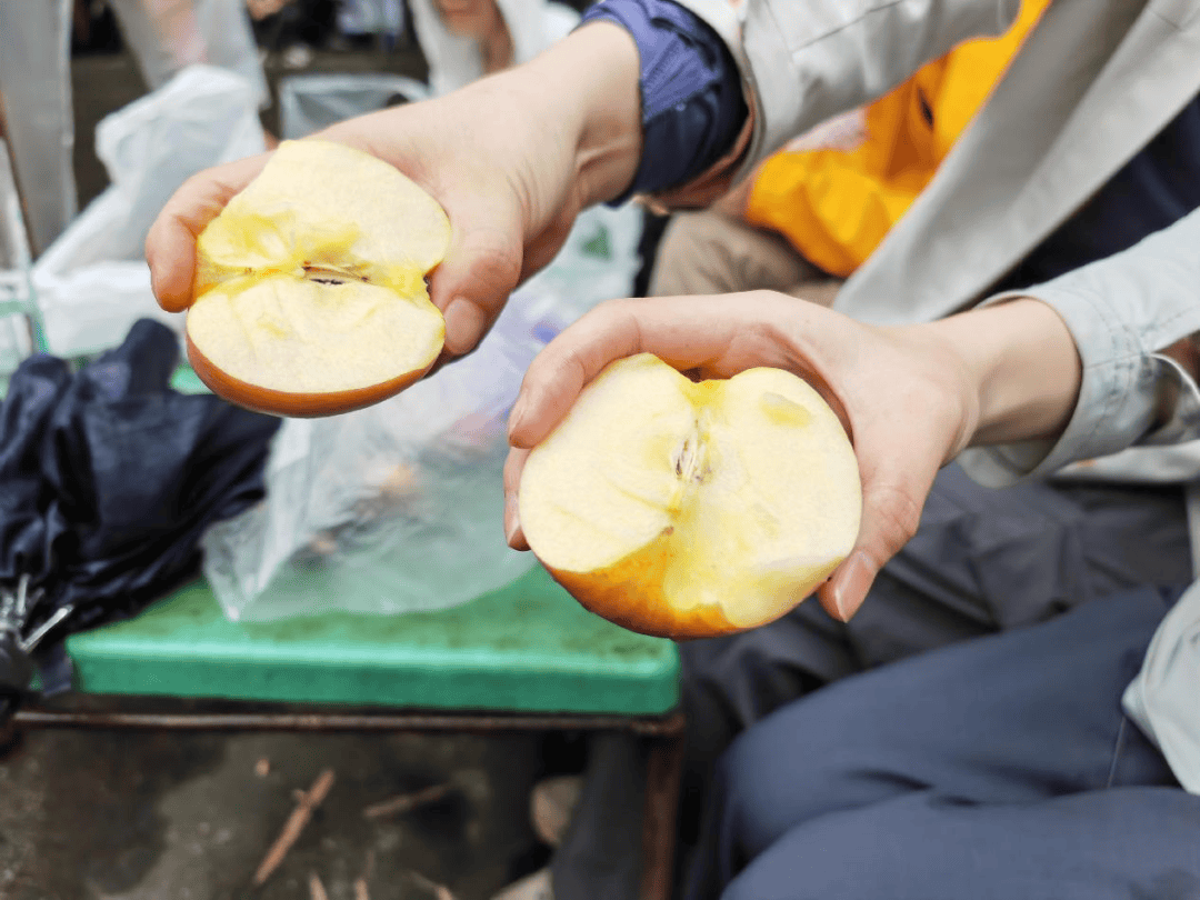 到了"通天梯"休息时,拼友互助精神继续被发扬光大,大家都拿出自己的