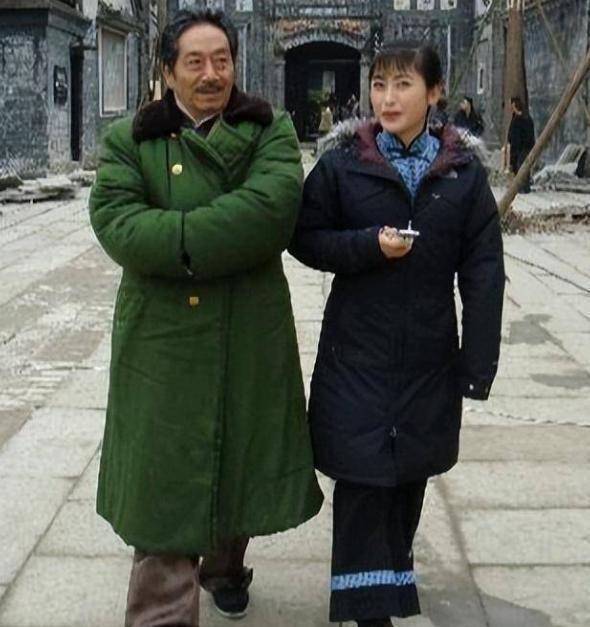 2013年,参演《打狗棍》的王奎荣,与从北影毕业的饶芯语相遇.