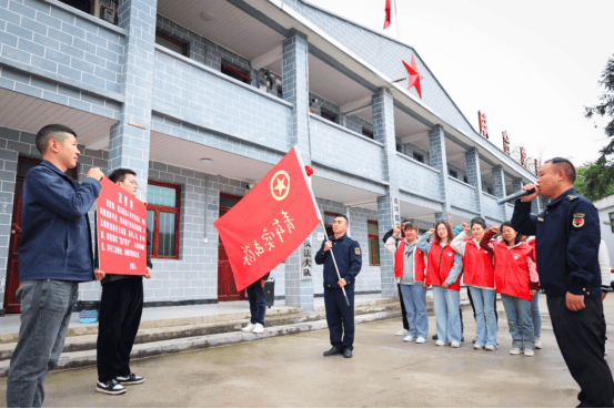 4月23日,黔南州福泉市道坪镇成立了一支乡镇"富矿精开"青年突击队