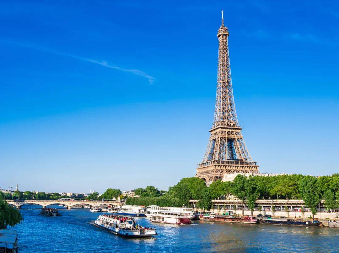 性景点和世界遗产,如埃菲尔铁塔,卢浮宫,巴黎圣母院,凡尔赛宫,凯旋门