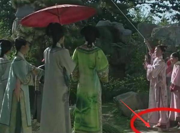 林黛玉穿aj离谱就算了,武松骑自行车打虎?这些镜头也太"扯"了