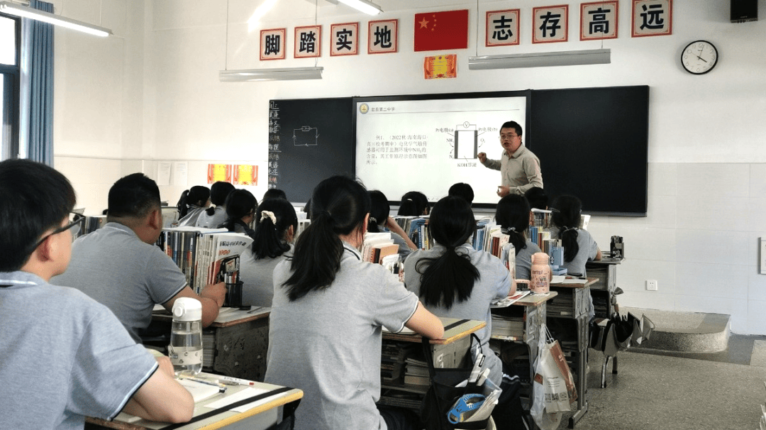 推动学校优质发展,5月8日下午,歙县二中陈光俊副校长带领该校部分学科