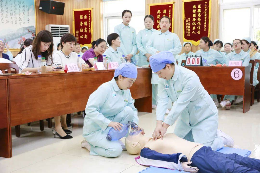 在此之前,中心于5月8日下午在三层大会议室举行"2024年护士节暨护理