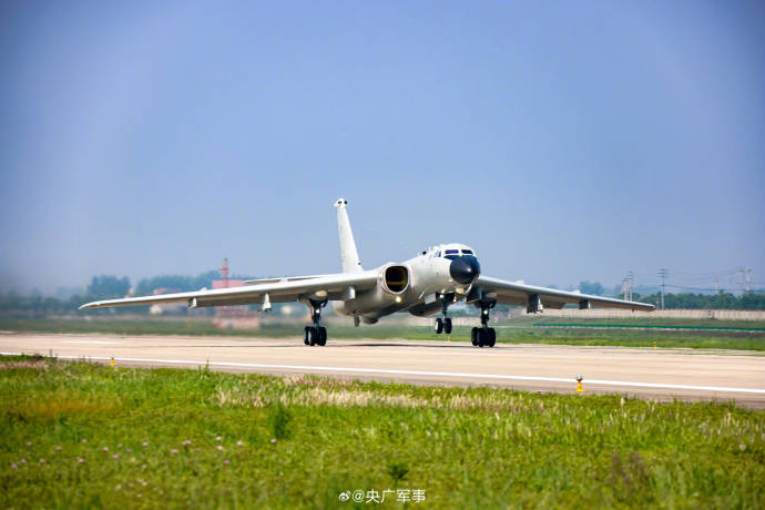 高清大图!"战神"轰-6k多区域飞行训练