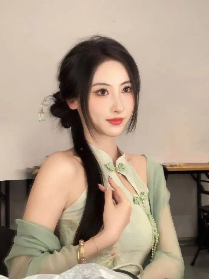 【lpl美女解说】鼓鼓:旗袍限定周day1 ·小青