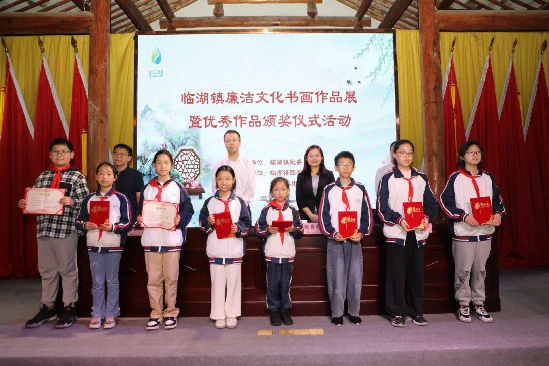 ▼▼▼为学生代表颁奖葛炜,徐蔚钰,朱圣杰,袁伟徐蔚钰表示,清正廉洁是