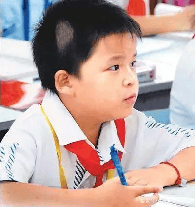 汶川地震9岁小英雄,被姚明抱上奥运,发誓考清华,如今过的怎样