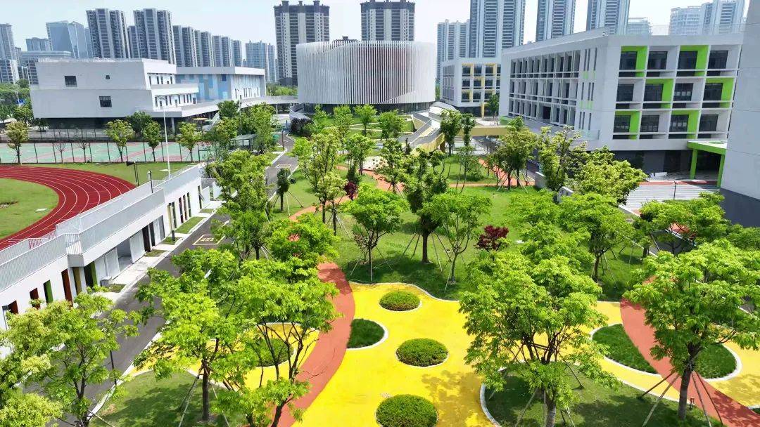 据悉,杭州英特外国语学校建校于2008年,是浙江省乃至长三角地区国际化