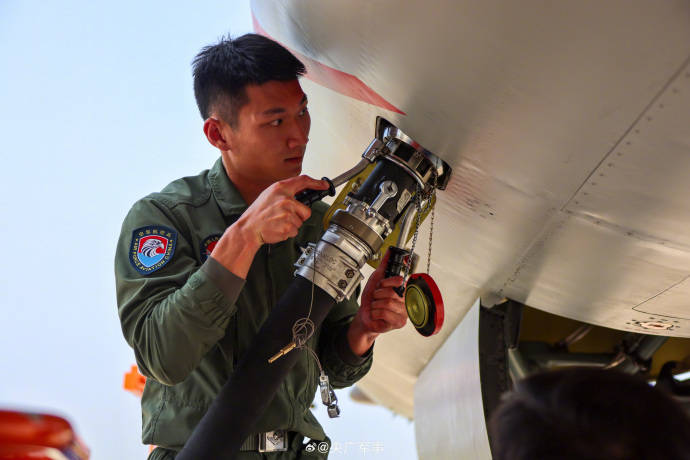 高清大图!"战神"轰-6k多区域飞行训练