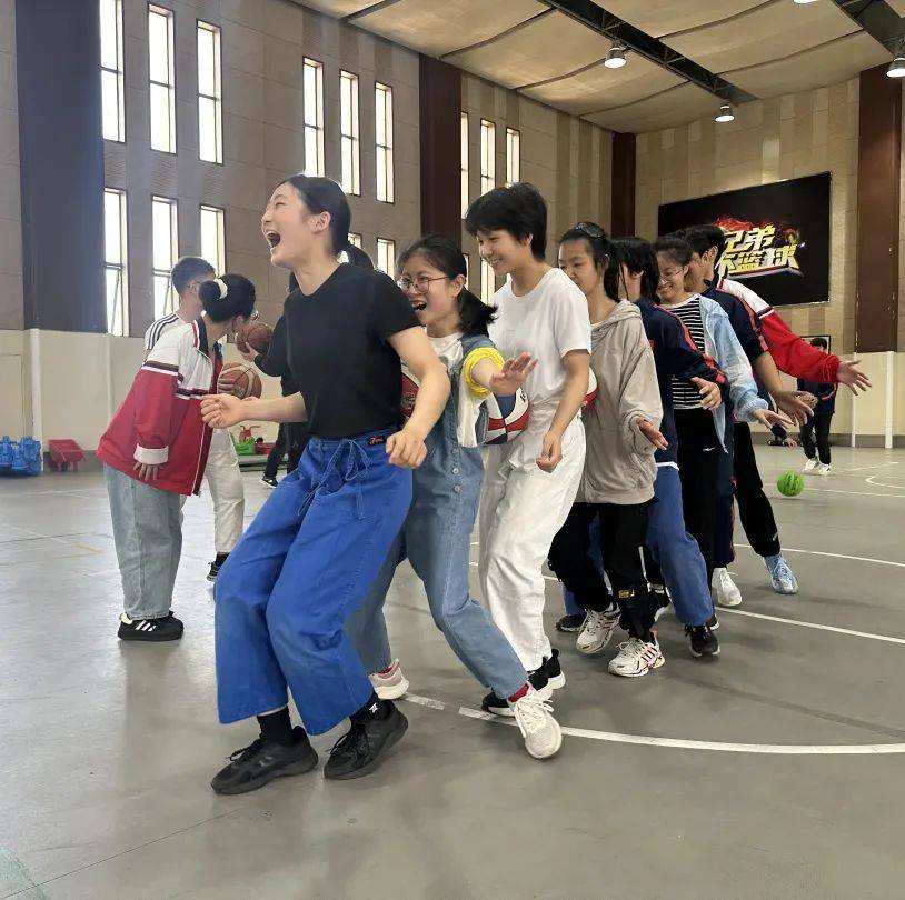 游戏结束后,体校少年为每位听障学生赠送了精心准备的礼物和贺卡,通过