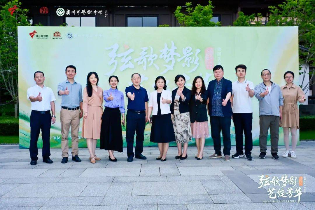 (从左至右)——广州市艺术中学学生陈思言,广东广播电视台主持人金亮