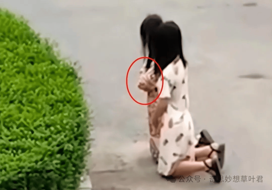 俩女子罚跪1小时后续!警方找到"主人":妻子和小姨子打牌输了