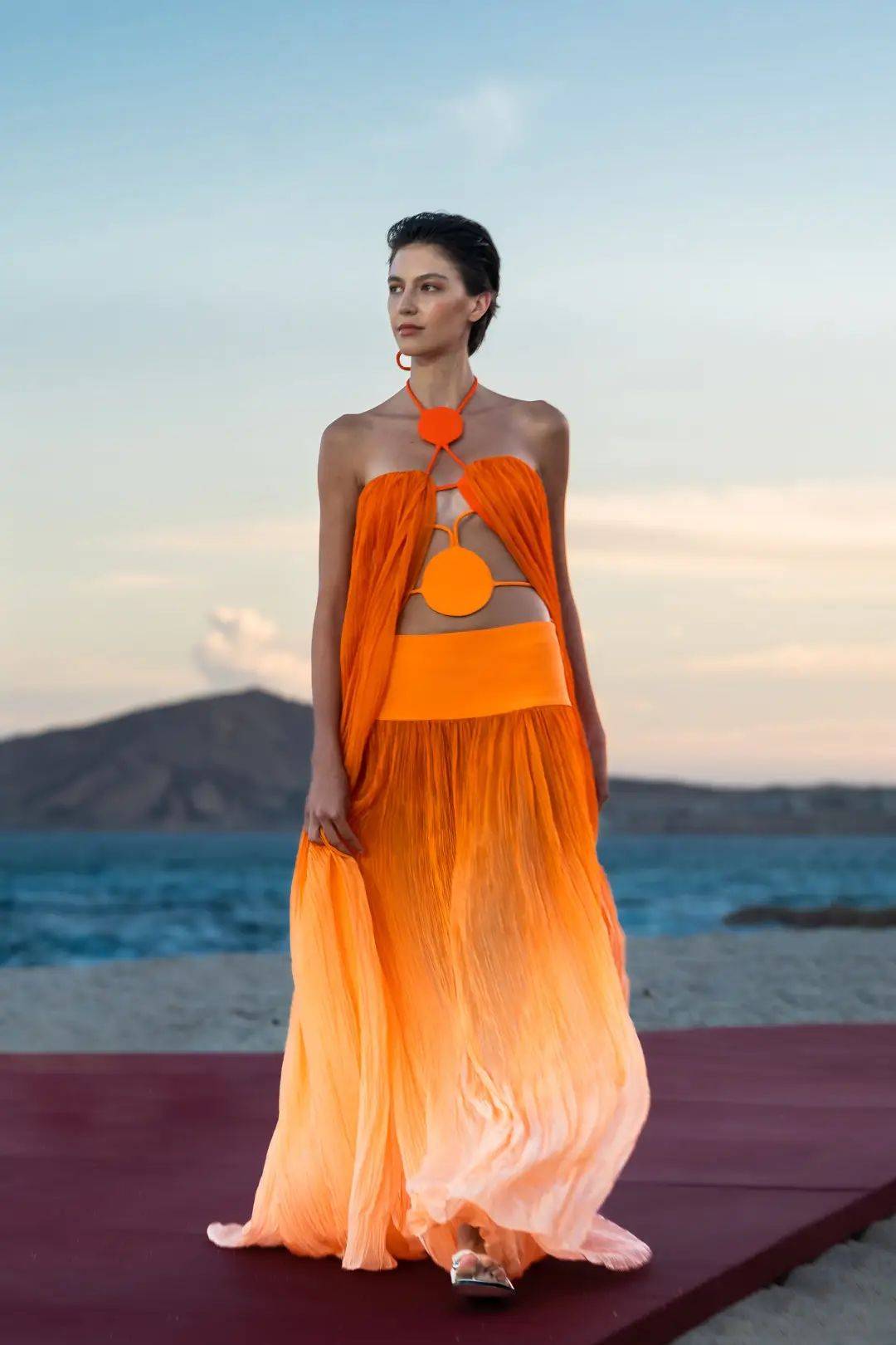 今夏流行"丁达尔穿搭",时髦又高级!