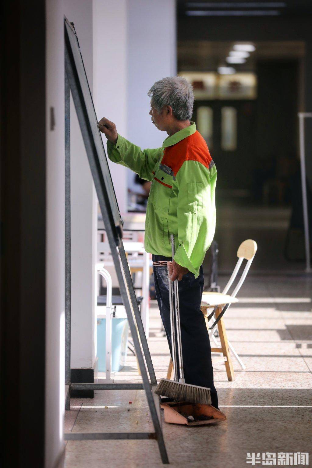 高校中的"扫地僧"!青农大有个爱写字爱蹭课的保洁大叔