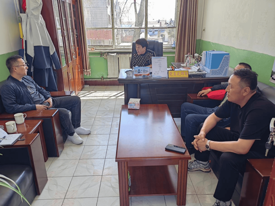 5月6日,镇政府副镇长陈博同志查看河道护坡情况.