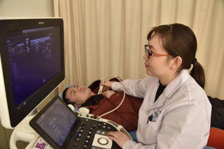 到了医院,她做心电图,超声心动图,还有那个听起来特别高大上的冠状