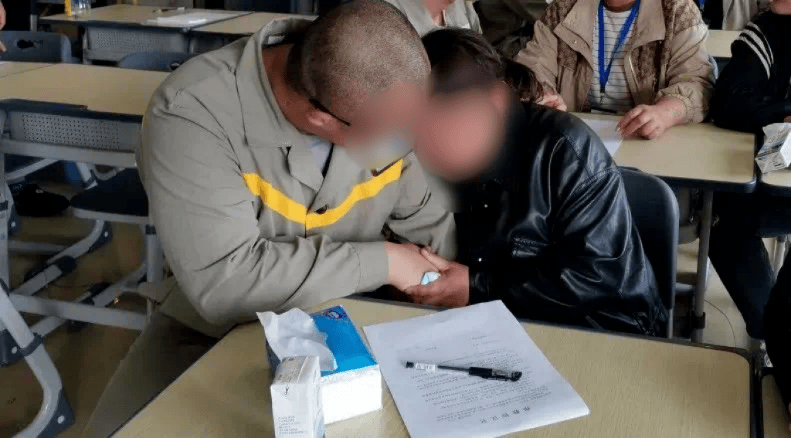在省未成年犯管教所(庐州女子监狱)一名母亲抱着儿子止不住地流泪年少