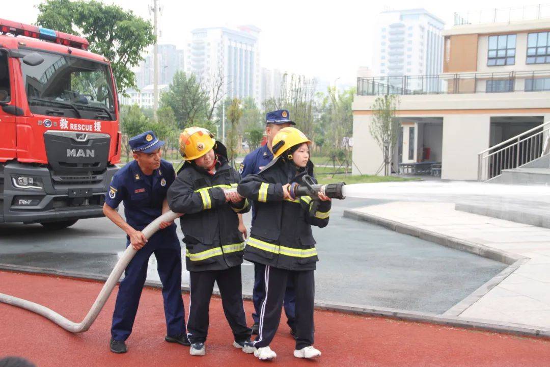 "人人讲安全 个个会应急" | 防灾减灾宣传周,内江消防这样做